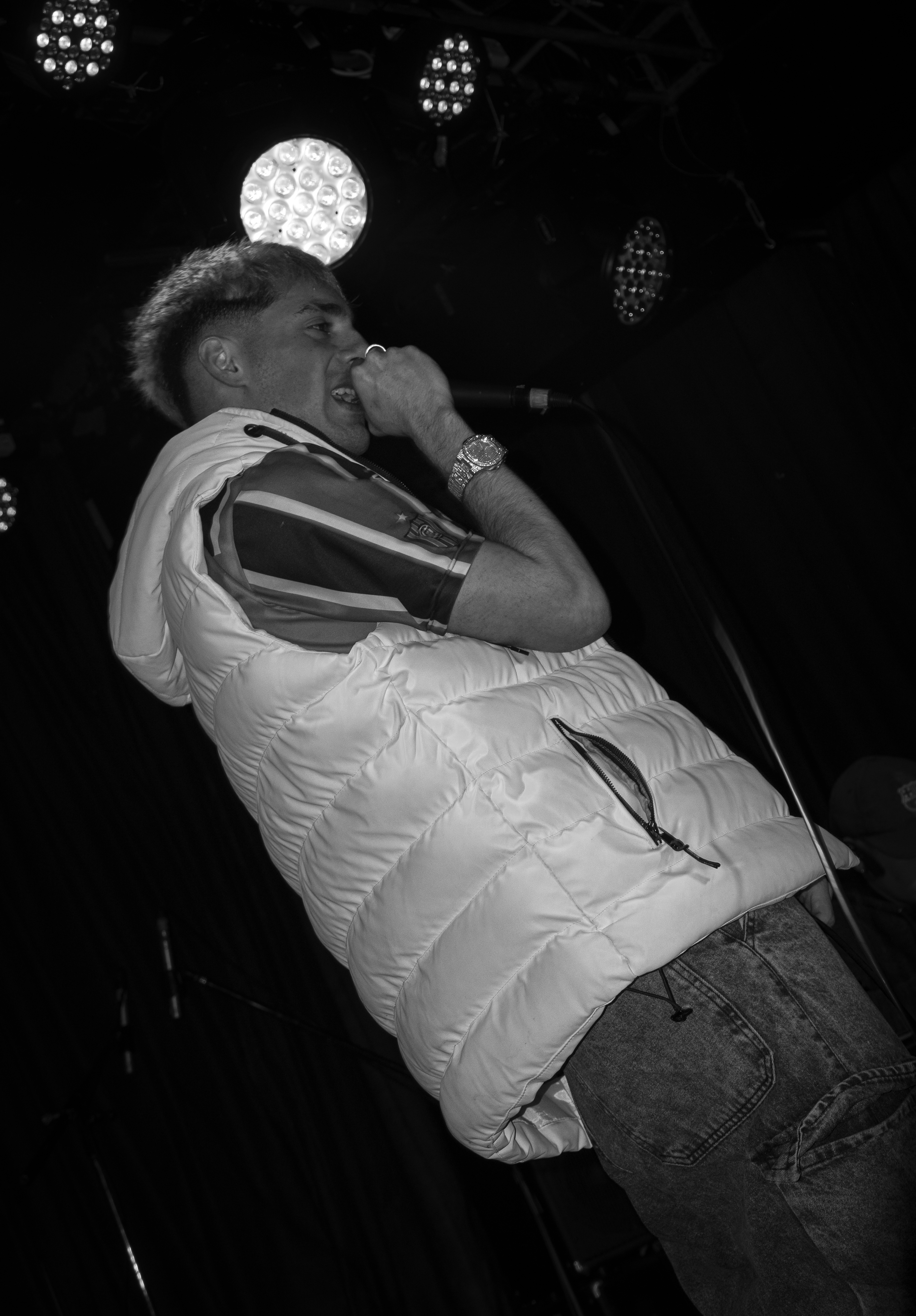 Leito cantando en vivo durante un show